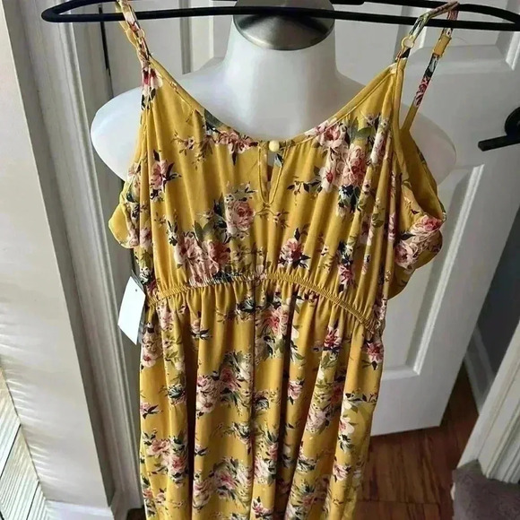 NWT size Large cropped yellow floral jumpsuit by Trixxi Clothing Company. - Picture 5 of 8